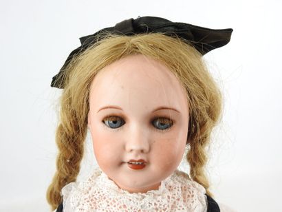UNIS FRANCE 301 ERT - Poupée tête en porcelaine,...