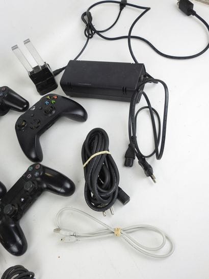 JEUX VIDEOS : 9 Manettes d'occasion diverses...