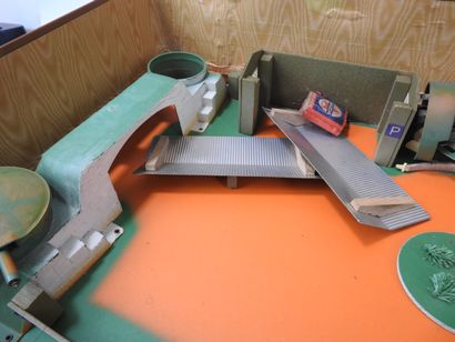 GAMA: Suitcase containing plastic military...