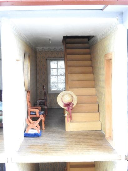 Importante MAISON DE POUPEE en bois peint...