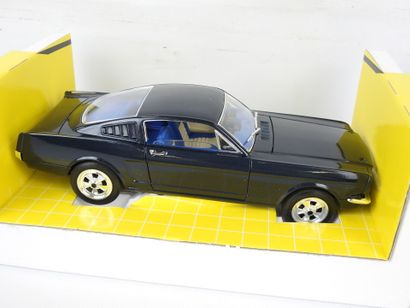 JOUEF Ford Mustang coupé, bleu foncé. 1/18...