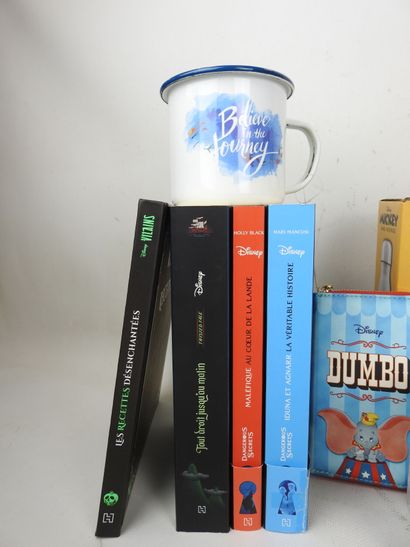 DISNEY : Lot comprenant 4 livres, 4 boule...