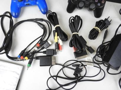 PLAYSTATION 2 : Lot comprenant 4 consoles...