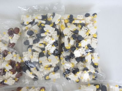 LEGO : 15 pochons de personnages habillés...