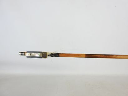 ARCHET de violon, monture en métal. Signé...