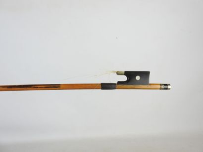 ARCHET de violon, monture en métal. Signé...