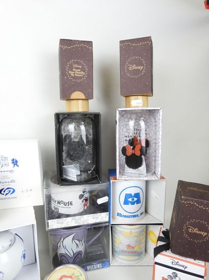DISNEY : Lot comprenant 4 livres, 4 boule...