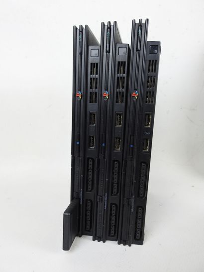 PLAYSTATION 2 : Lot comprenant 4 consoles...
