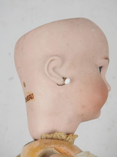 DEP : Poupée avec tête en porcelaine, yeux...