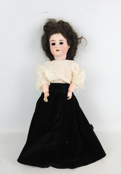 POUPEE tête en porcelaine, yeux dormeurs,...