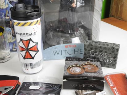 SERIES - FILMS : Lot comprenant mugs, gourdes,...