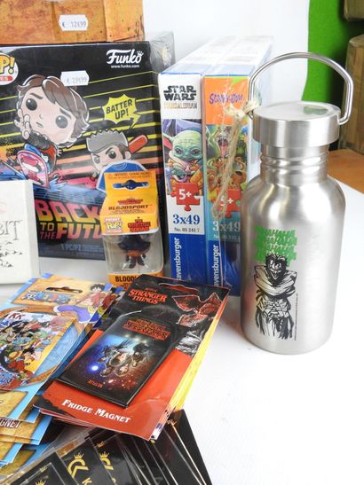 MANGA - FILMS : Lot comprenant mugs, badges,...