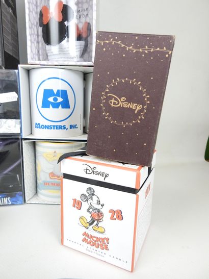 DISNEY : Lot comprenant 4 livres, 4 boule...