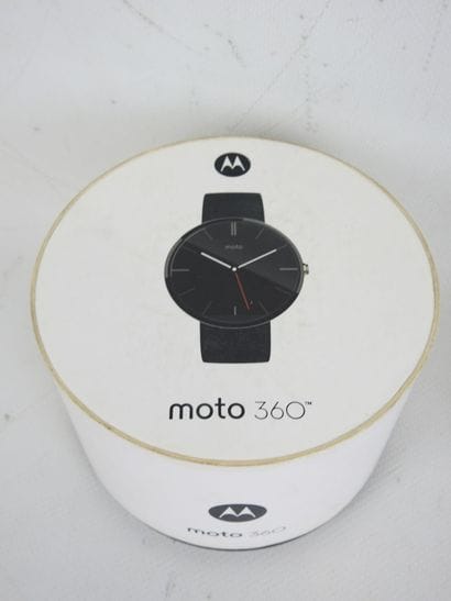 MONTRES : Une montre Moto 360 bracelet noir...