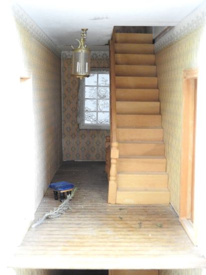 Importante MAISON DE POUPEE en bois peint...