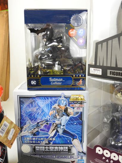 MANGA - FILMS : Lot comprenant mugs, badges,...