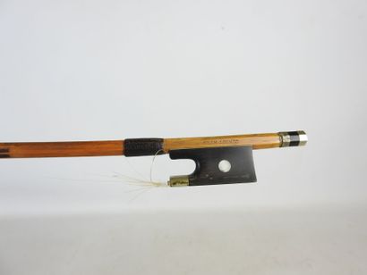 ARCHET de violon, monture en métal. Signé...