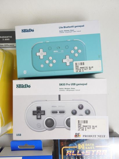 JEUX VIDEOS : Lot d'équipements comprenant...