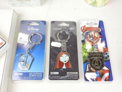 DISNEY : Lot comprenant 4 livres, 4 boule...