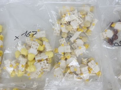 LEGO : 15 pochons de personnages habillés...