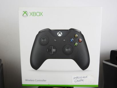 XBOX : 2 consoles XboX 360 noires 2011 et...