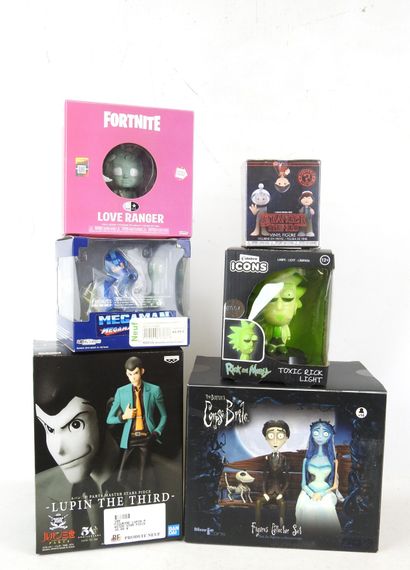 6 FIGURINES de collection diverses : 
- Stranger...