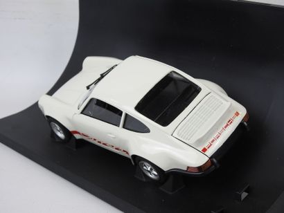 MACADAM Porsche Carrera, blanc. 1/20 Réf...