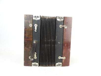 BANDONEON en bois et placage de palissandre....