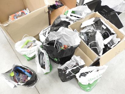 SKYLANDERS : Environ 20 sachets formant lot...