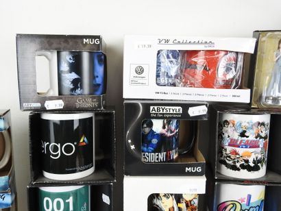 SERIES - FILMS : Lot comprenant mugs, gourdes,...