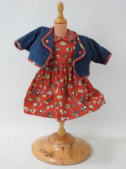 COROLLE - Wooden doll clothes display, with...