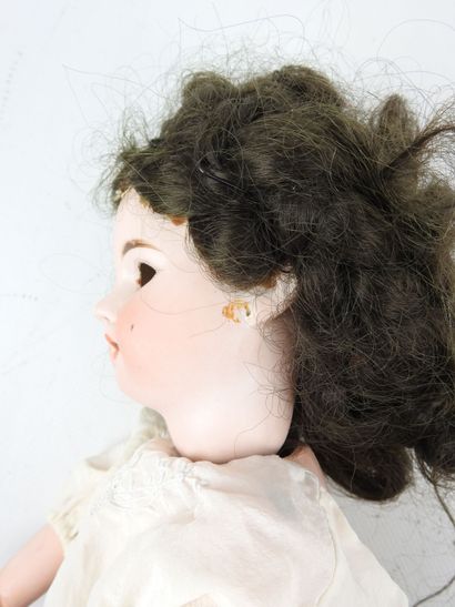 POUPEE tête en porcelaine, yeux dormeurs,...