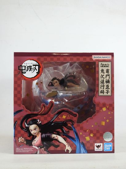 FIGUARTS ZERO : 3 figurines de collection...