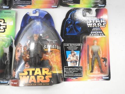 STAR WARS : 8 figurines de collections représentant...