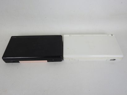 NINTENDO : 5 consoles Nintendo DS blanches,...