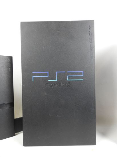 PLAYSTATION 2 : Lot comprenant 4 consoles...