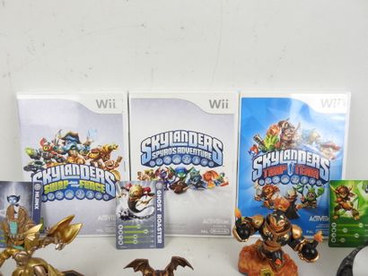 SKYLANDERS : Environ 20 sachets formant lot...