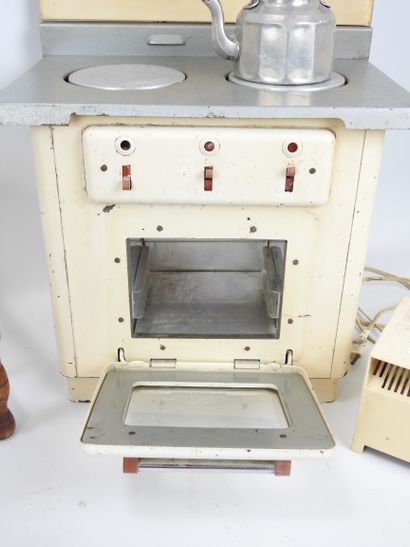 Doll ACCESSORIES including a wooden bed (W....