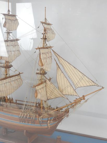 MAQUETTE de bateau en bois 