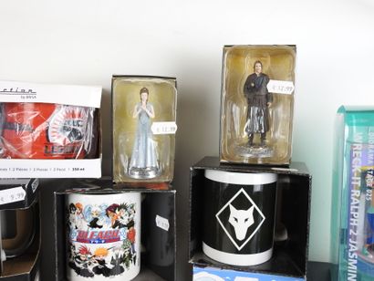 SERIES - FILMS : Lot comprenant mugs, gourdes,...