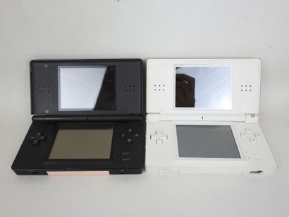 NINTENDO : 5 consoles Nintendo DS blanches,...