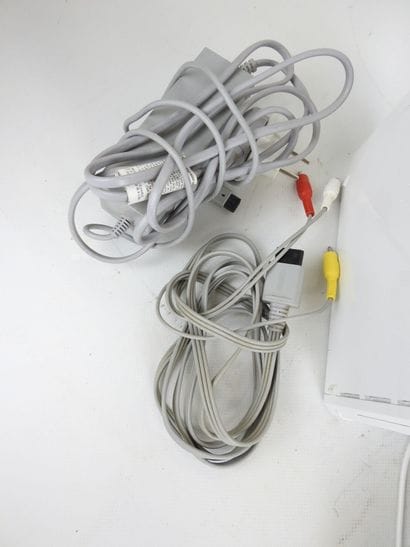 WII : Console blanche avec manette, nonchuk,...