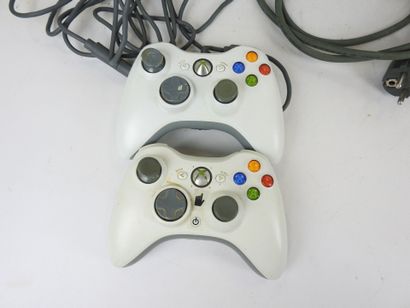 XBOX : Console Xbox 360 2008 avec deux manettes...