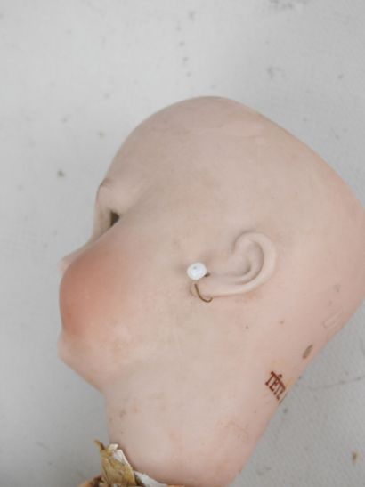 DEP : Poupée avec tête en porcelaine, yeux...