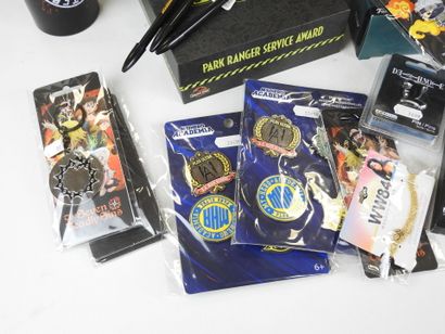 MANGA - FILMS : Lot comprenant mugs, badges,...
