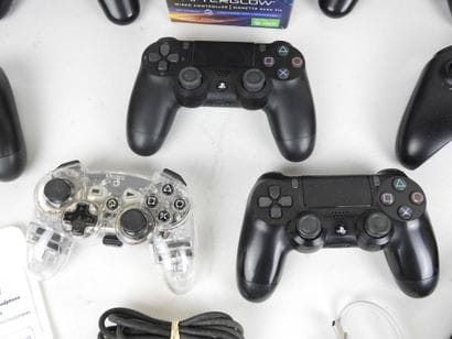 JEUX VIDEOS : 9 Manettes d'occasion diverses...