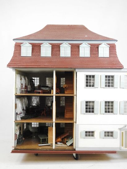 Importante MAISON DE POUPEE en bois peint...