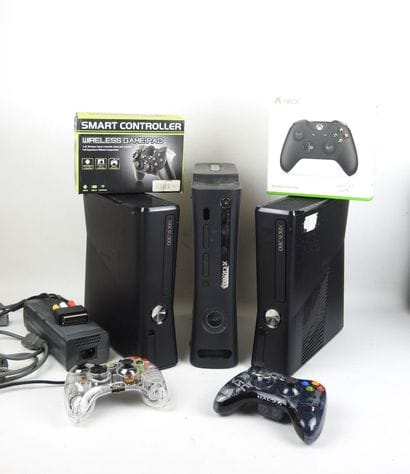 XBOX : 2 consoles XboX 360 noires 2011 et...