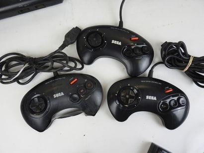 SEGA : 2 consoles 16-BIT dont Mega Drive...