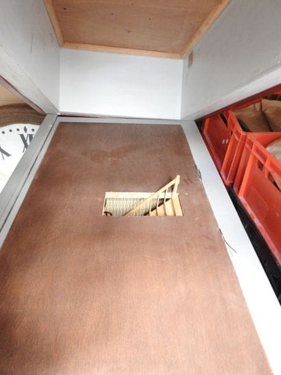 Importante MAISON DE POUPEE en bois peint...